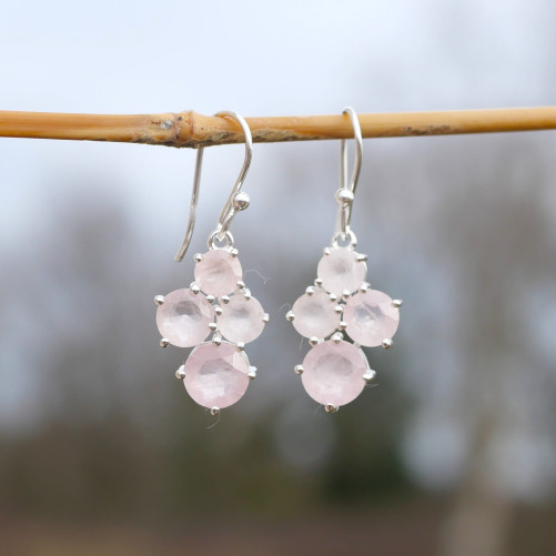 Petites boucles 4 pierres en Quartz rose griffées et argent