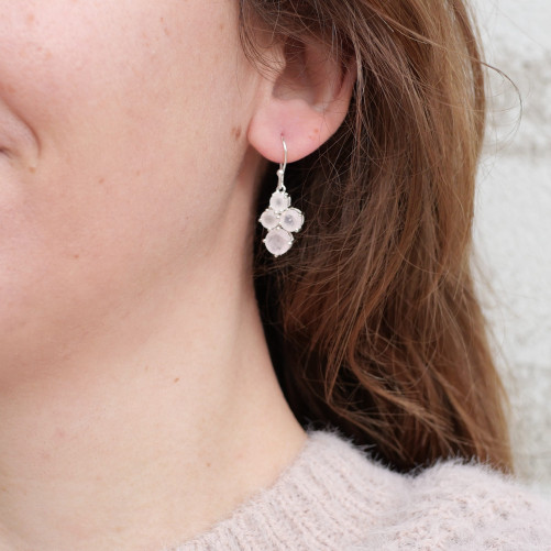 Petites boucles 4 pierres en Quartz rose griffées et argent