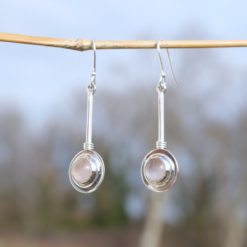 Longues boucles en argent et pierre ronde Quartz rose Longues boucles en argent et pierre ronde Quartz rose