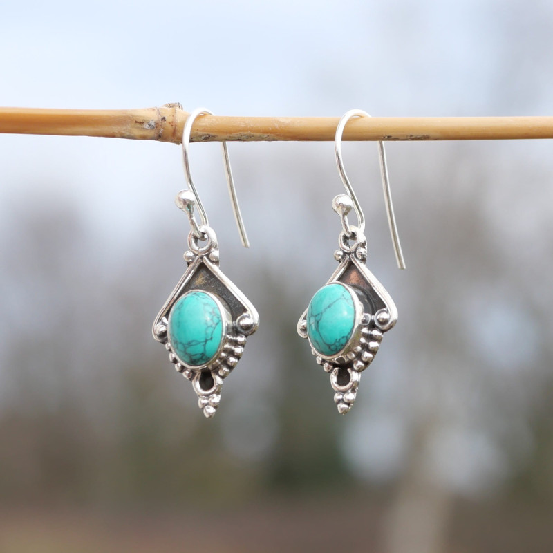 Petites boucles argent pointe ciselé et pierre Howlite bleue