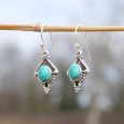 Petites boucles argent pointe ciselé et pierre Howlite bleue