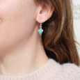 Petites boucles argent ciselé et pierre ovale Howlite bleue Petites boucles argent ciselé et pierre ovale Howlite bleue