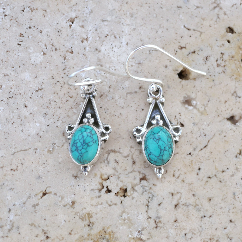 Petites boucles argent ciselé et pierre ovale Howlite bleue Petites boucles argent ciselé et pierre ovale Howlite bleue