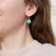 Petites boucles soleil argent et pierre Howlite bleue ronde Petites boucles soleil argent et pierre Howlite bleue ronde