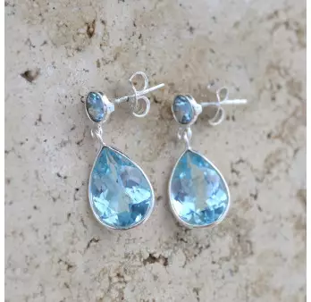 Petites boucles clous 2 pierres facettées en Topaze bleue (bleu)