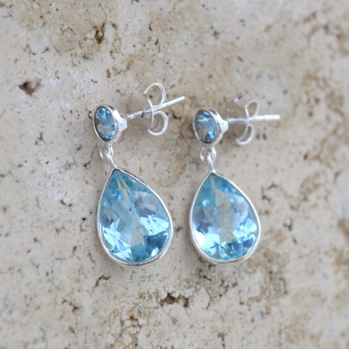 Petites boucles clous 2 pierres facettées en Topaze bleue (bleu)
