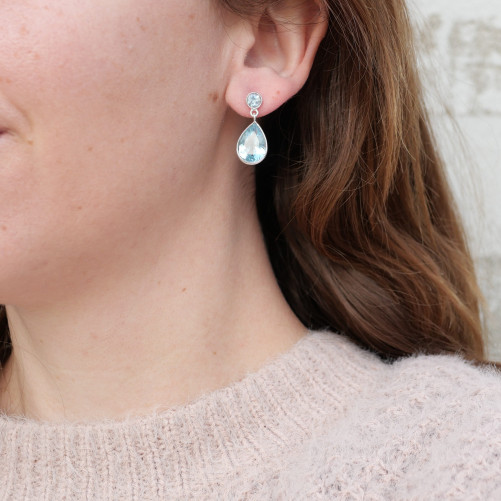 Petites boucles clous 2 pierres facettées en Topaze bleue (bleu)