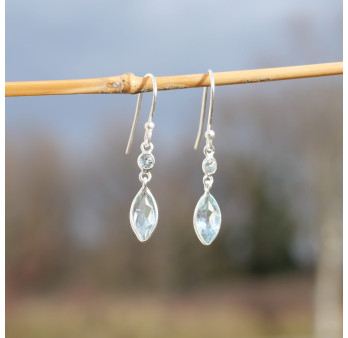Boucles d'oreilles fines navettes en argent et Topaze bleue