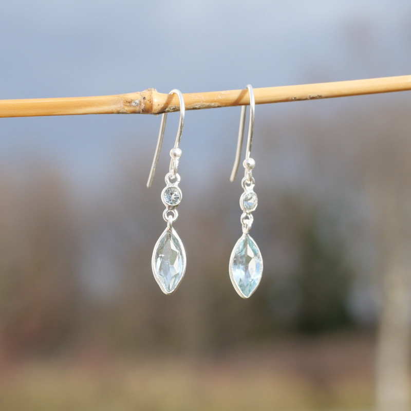 Boucles d'oreilles fines navettes en argent et Topaze bleue
