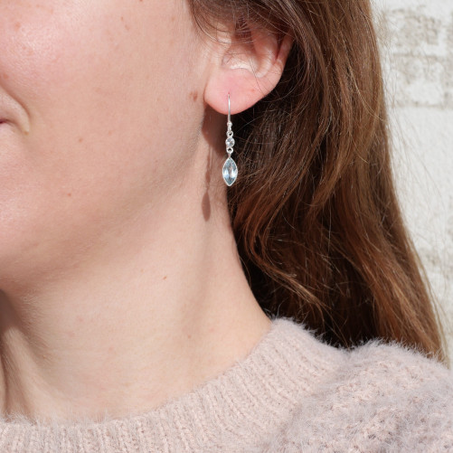 Boucles d'oreilles fines navettes en argent et Topaze bleue