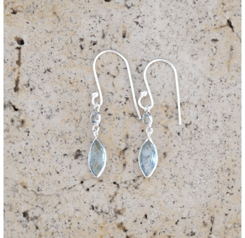 Boucles d'oreilles fines navettes en argent et Topaze bleue