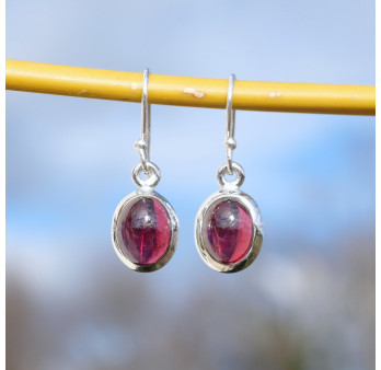 Petites boucles d'oreilles ovales Grenat et argent