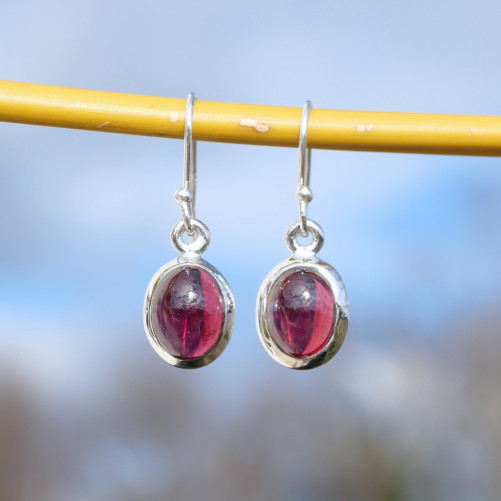 Petites boucles d'oreilles ovales Grenat et argent
