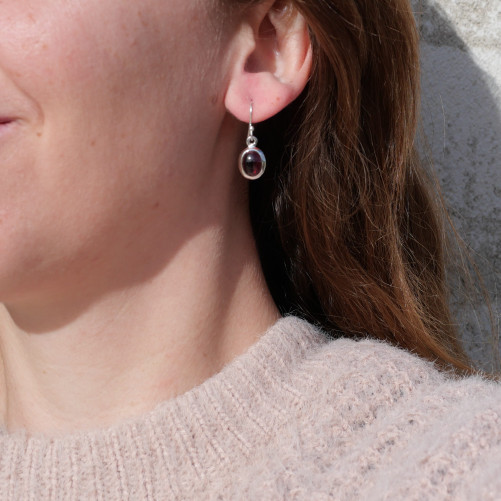 Petites boucles d'oreilles ovales Grenat et argent