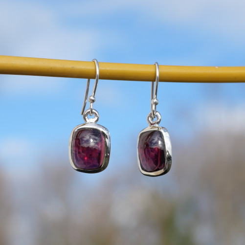 Petites boucles d'oreilles rectangulaires Grenat et argent