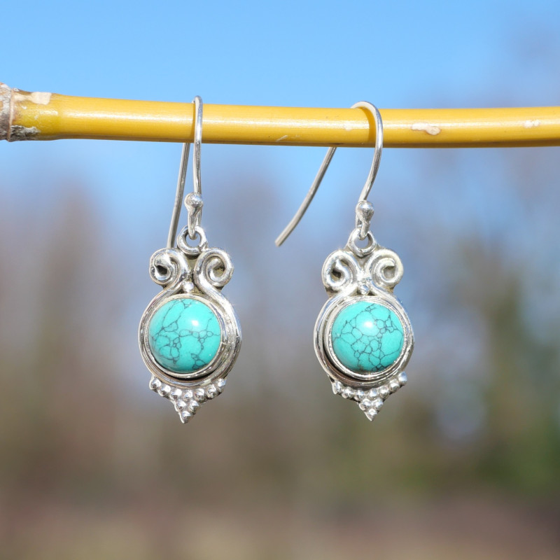 Petites boucles pierre Howlite bleue ronde et argent ciselé Petites boucles pierre Howlite bleue ronde et argent ciselé