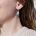 Petites boucles pierre Howlite bleue ronde et argent ciselé Petites boucles pierre Howlite bleue ronde et argent ciselé