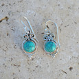 Petites boucles pierre Howlite bleue ronde et argent ciselé Petites boucles pierre Howlite bleue ronde et argent ciselé