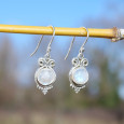 Petites boucles Pierre de lune ronde et argent ciselé