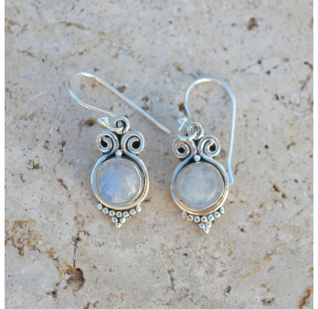Petites boucles Pierre de lune ronde et argent ciselé
