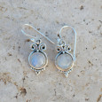 Petites boucles Pierre de lune ronde et argent ciselé