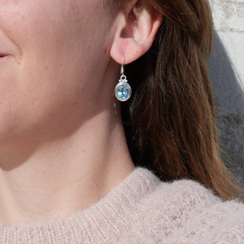 Boucles d'oreilles ovales argent lisse et pierre Topaze bleue