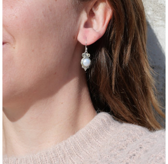 Petites boucles Perle de culture ronde et argent ciselé