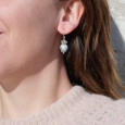 Petites boucles Perle de culture ronde et argent ciselé Petites boucles Perle de culture ronde et argent ciselé