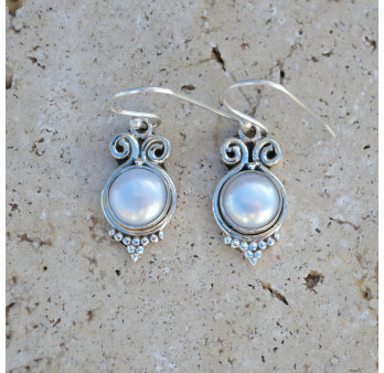 Petites boucles Perle de culture ronde et argent ciselé
