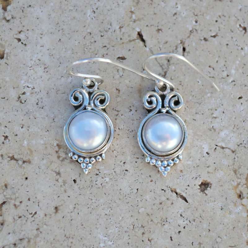 Petites boucles Perle de culture ronde et argent ciselé Petites boucles Perle de culture ronde et argent ciselé