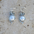 Petites boucles Perle de culture ronde et argent ciselé Petites boucles Perle de culture ronde et argent ciselé