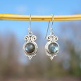 Petites boucles pierre Labradorite ronde et argent ciselé