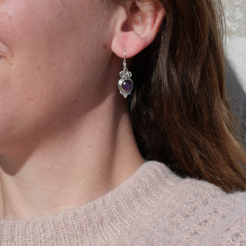 Petites boucles argent carrées pierre Améthyste griffée