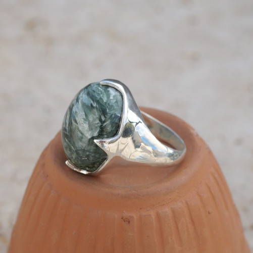 Bague haute pierre griffée en Séraphinite bombée T57