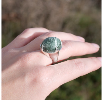 Bague haute pierre griffée en Séraphinite bombée T57