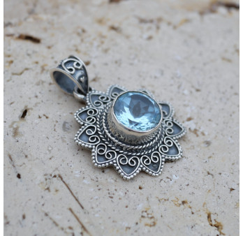 Pendentif fleur pierre Topaze bleue et argent ciselé
