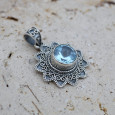 Pendentif fleur pierre Topaze bleue et argent ciselé