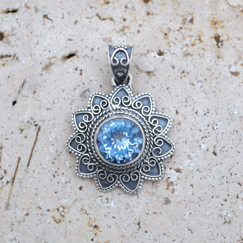 Pendentif fleur pierre Topaze bleue et argent ciselé