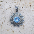 Pendentif fleur pierre Topaze bleue et argent ciselé