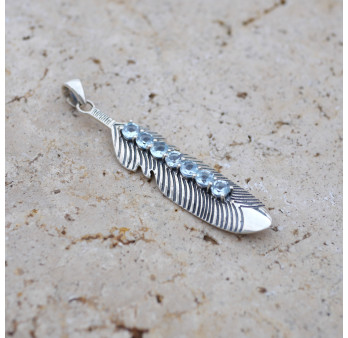 Long pendentif plume argent et 7 petites pierres Topaze bleue
