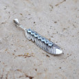 Long pendentif plume argent et 7 petites pierres Topaze bleue