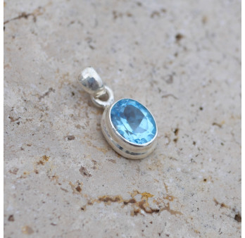 Petit pendentif ovale pierre Topaze bleue et argent
