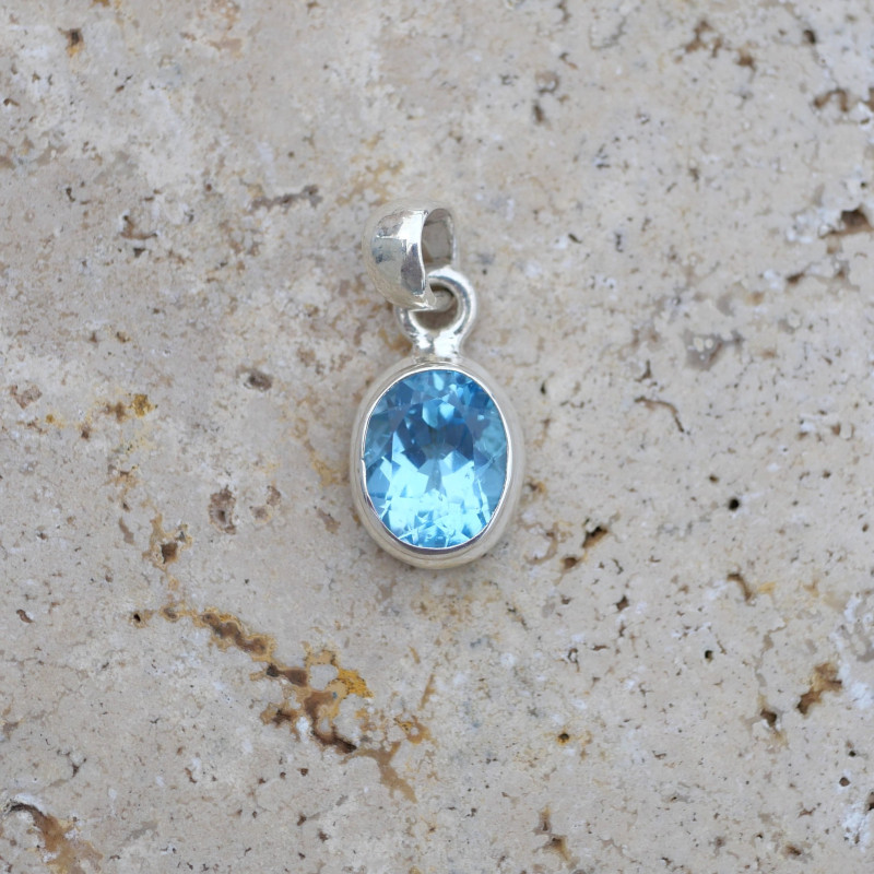 Petit pendentif ovale pierre Topaze bleue et argent