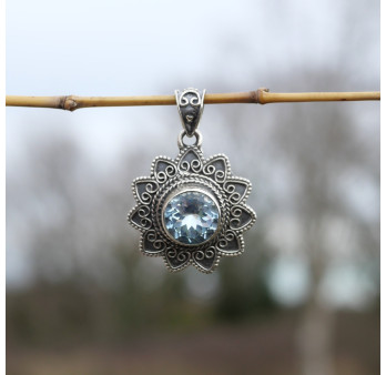Pendentif fleur pierre Topaze bleue et argent ciselé
