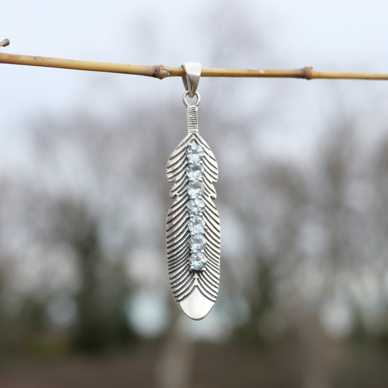 Long pendentif plume argent et 7 petites pierres Topaze bleue