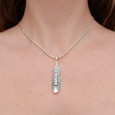 Long pendentif plume argent et 7 petites pierres Topaze bleue