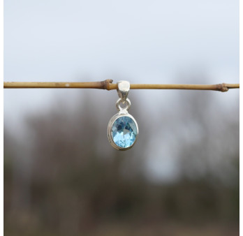 Petit pendentif ovale pierre Topaze bleue et argent