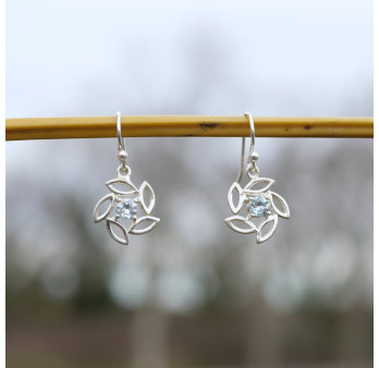 Petites boucles d'oreilles fleur argent et pierre Topaze bleue