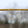 Petites boucles d'oreilles fleur argent et pierre Topaze bleue