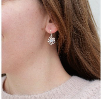 Petites boucles d'oreilles fleur argent et pierre Topaze bleue